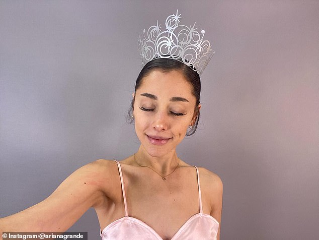 كانت غراندي غائبة بشكل ملحوظ عن العرض الأول للفيلم في البرازيل، وخلال احتفالات سنغافورة، ظهرت لحظة متوترة عندما قفز رجل على حواجز السجادة الحمراء واندفع نحوها.