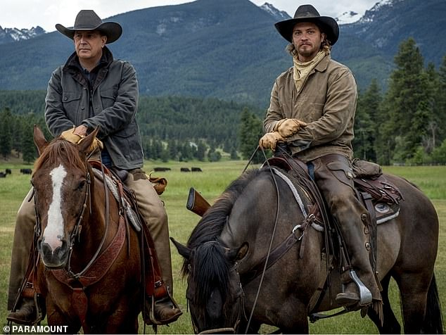 أصبح Grimes اسمًا مألوفًا في سلسلة الأغاني الناجحة التي لعبت دور Kayce Dutton، ابن بطريرك مزرعة Kevin Costner John Dutton؛ كلاهما في الصورة في العرض