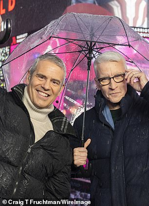 تم تصوير آندي كوهين وأندرسون كوبر في 31 ديسمبر