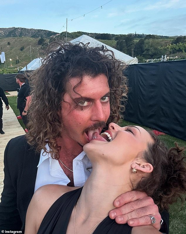 قالت آبي إنها على الرغم من إعجابها بالمسار، إلا أنها تجد صعوبة في الاستماع إليه