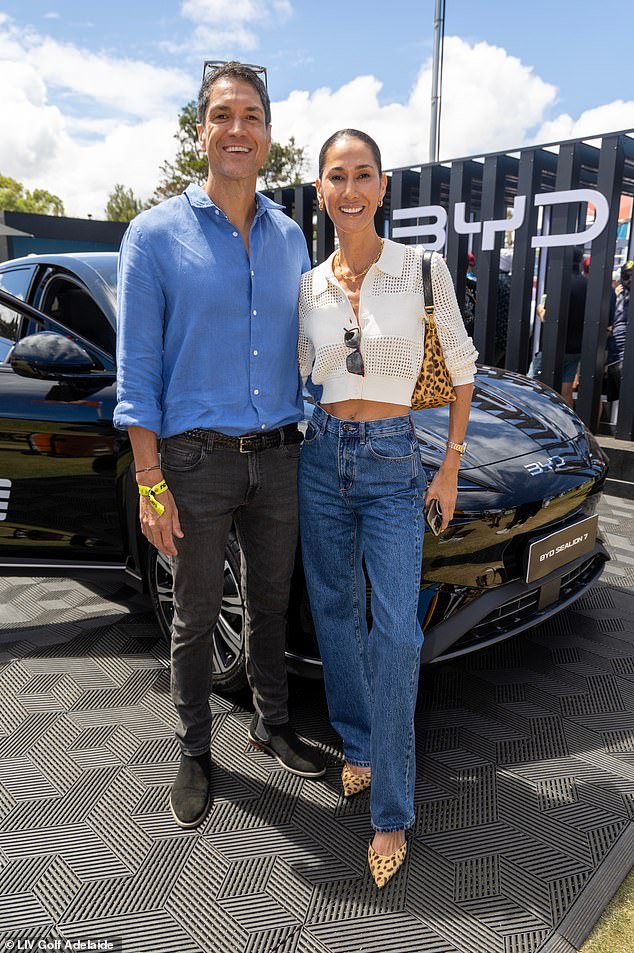 ظهرت ليندي كليم لأول مرة في علاقتها الرومانسية الجديدة في بطولة LIV للغولف في أديلايد، بعد أشهر قليلة من انفصالها المفاجئ عن زوجها الثاني آدم إليس (في الصورة: بول موليرت وليندي كليم في بطولة LIV للغولف)