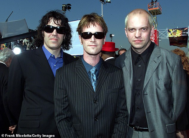 في مارس، أعلنت شركة Semisonic أنها 