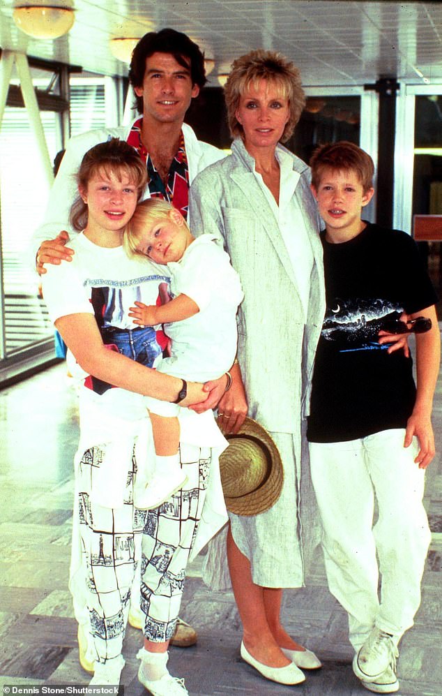 تزوجت الممثلة الأسترالية المولد في عام 1980، وكان لديها بالفعل ابنة شارلوت وابنها كريستوفر عندما التقت بيرس. ذهبوا للترحيب بابن شون (في الصورة عام 1985)