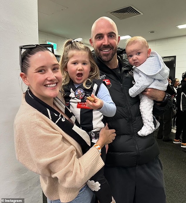 تم تصوير المحارب القديم في فريق Magpies مع زوجته أليشا وأطفالهما