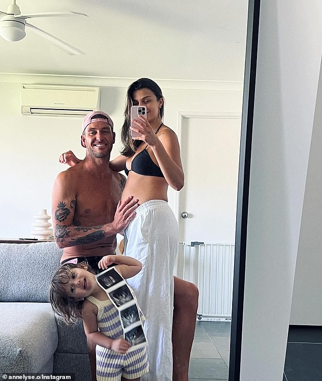 ورحب بول بطفله الأول من صديقته أنيليز في مايو الماضي