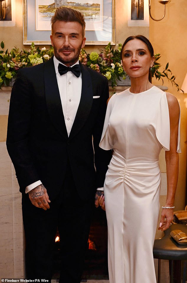 وسيرافق السير ديفيد زوجته، السيدة فيكتوريا بيكهام، البالغة من العمر 51 عامًا