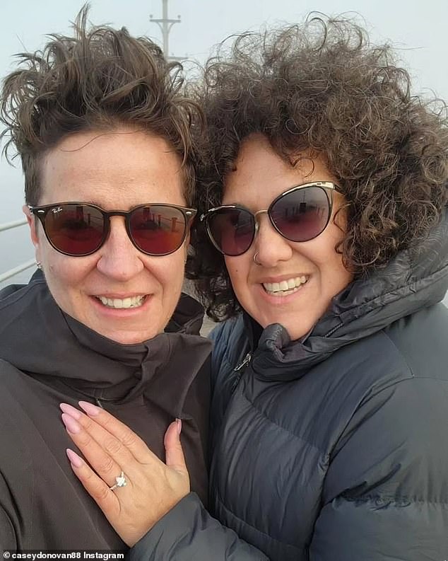 أعلنت كيسي خطوبتها مع شريكها منذ فترة طويلة في يونيو من العام الماضي