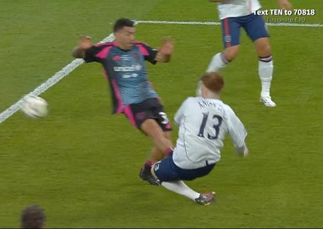 بعد المباراة، دخل في خلاف مع لاعب مانشستر سيتي السابق كارلوس تيفيز، ووصف لاعب كرة القدم بـ 