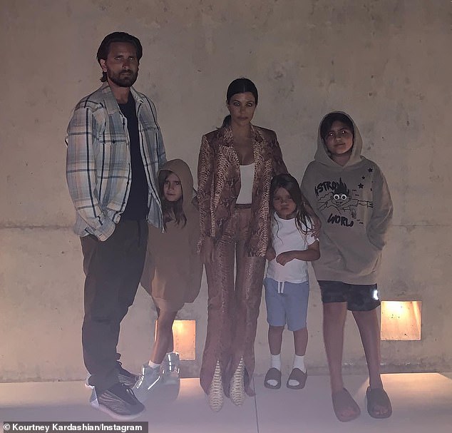 في وقت سابق من هذا العام، ورد أن سكوت ووالدته كورتني كارداشيان باركر كانا في حالة حرب حول أفضل طريقة لتعليم ماسون وابنتهما بينيلوب البالغة من العمر 13 عامًا وابنهما رين البالغ من العمر 10 سنوات (في الصورة عام 2020).