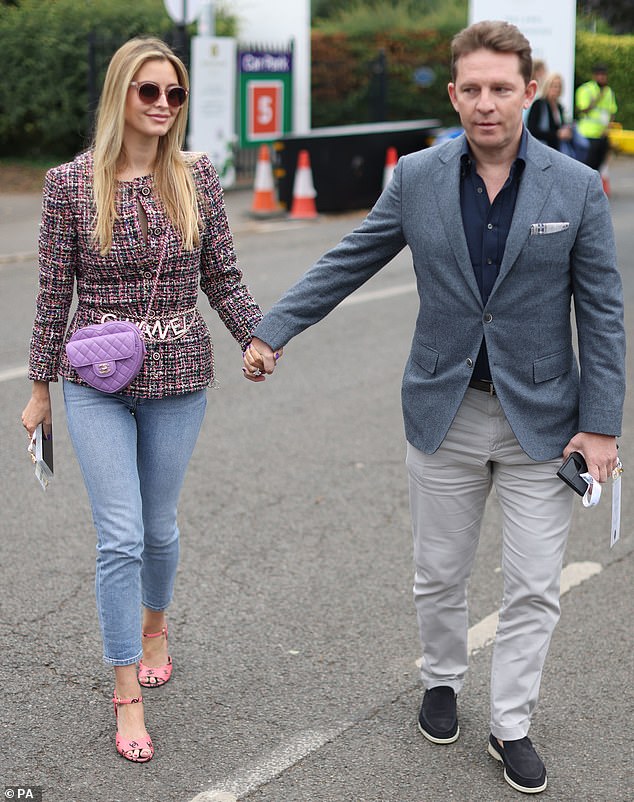 عقدت هولي ونيك قرانهما في عام 2012 ورحبا بالبنتين لوكا، 11 عامًا، ونوفا، ثمانية أعوام، معًا، قبل إنهاء زواجهما بعد 