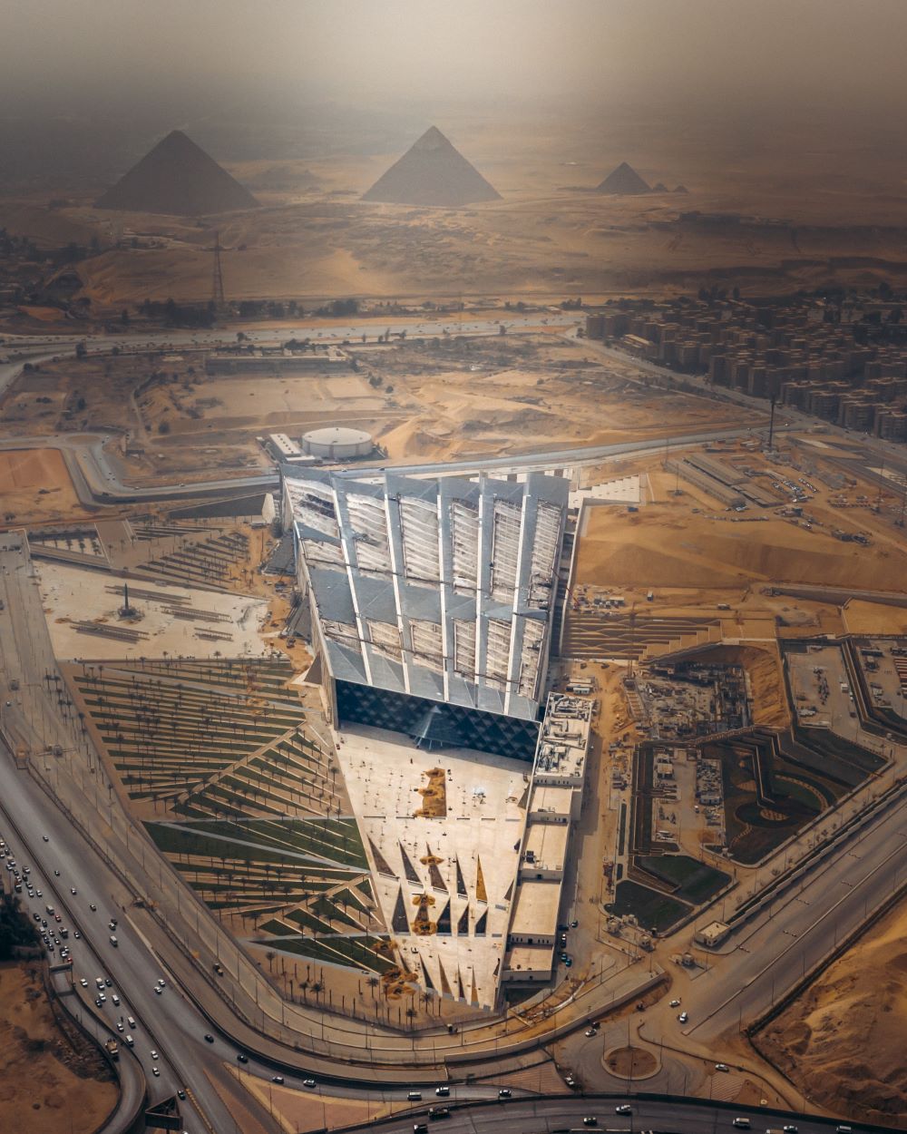 فجر جديد للعجائب القديمة: المتحف المصري الكبير يفتح أبوابه