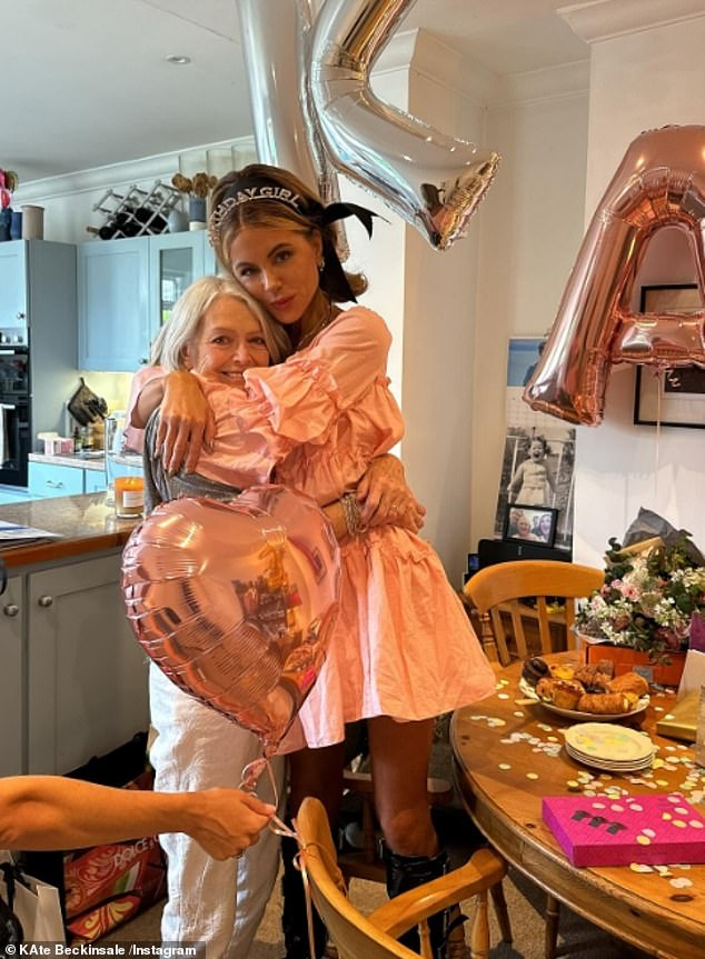 فقدت كيت والدتها جودي لوي في وقت سابق من هذا العام، والتي توفيت عن عمر يناهز 73 عامًا بعد معركة طويلة مع السرطان (تم تصويرها مع كيت)