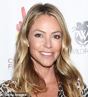 كلاهما أصغر من كيفن بـ 20 عامًا، تبدو القنابل الشقراء متشابهة بشكل لا يصدق مع ميزات وجه متشابهة (كريستين في الصورة عام 2019)