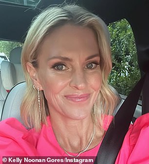 كان كيفن يواعد كيلي، 46 عامًا، (يسار) بهدوء، والذي يشبه بشكل غريب زوجته السابقة، 51 عامًا.