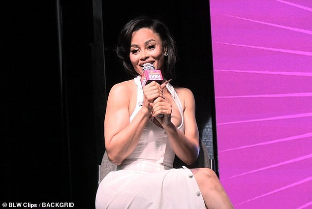 في مقطع فيديو حصلت عليه TMZ، قالت أنجيلا إنها وروب كانا في طريقهما للعودة معًا أثناء ظهورهما في معرض لوس أنجلوس للنساء في أكتوبر (في الصورة).