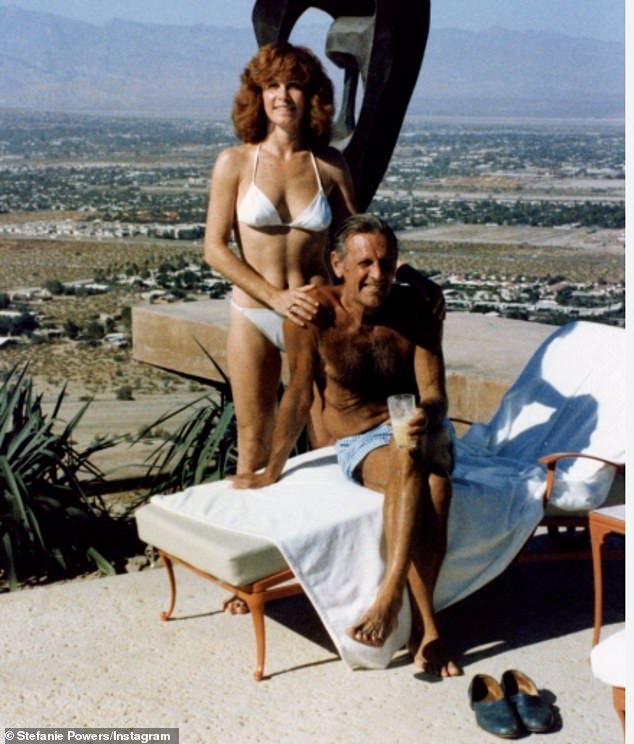 كانت هنا مع صديقها ويليام هولدن، النجم الكبير الذي ظهر في فيلم Sabrina مع أودري هيبورن