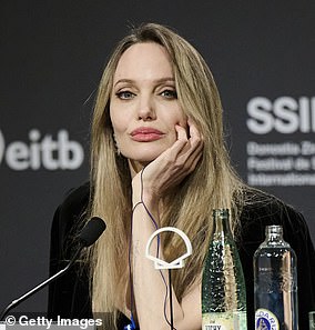 وبهذا النصر، أمر القاضي جولي بتسليم 22 وثيقة ورسالة بعد أن قال بيت إنها ليست أكثر من مجرد محادثات تجارية غير محمية بين الممثلة ومساعديها الموثوقين، وبالتالي لا يفترض أنها تتمتع بالامتياز.