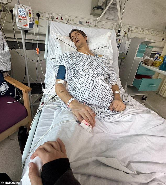 وُلد وهو يعاني من حالات نادرة، وهي التليف الكبدي الخلقي ومرض الكلى المتعدد الكيسات، لكنها ظلت في حالة سبات حتى ديسمبر الماضي، عندما بدأت أعضاؤه في التوقف عن العمل بعد إصابته بالإنتان.