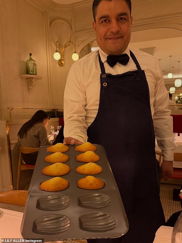 لقد استمتعت بكعكات مادلين الفرنسية، في انتقاد آخر لحبيبها السابق، بعد أغنيتها المتفجرة التي تحمل نفس الاسم، والتي ترى على ما يبدو أن ليلي تسمي منافسها في الحب