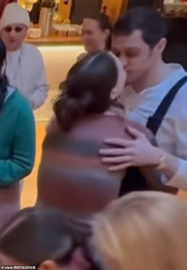 وكما هو الحال مع إعلان ميلادها يوم الخميس، استخدمت هيويت أيضًا موقع إنستغرام لإعطاء المعجبين لمحة عن الحمام الفخم