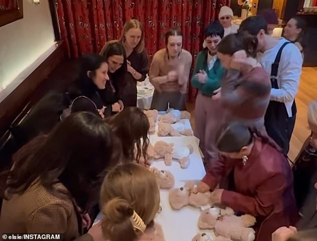 كان الحفل مليئًا بالكثير من الأنشطة - مثل معرفة من يمكنه وضع حفاضة على دمية دب بشكل أسرع