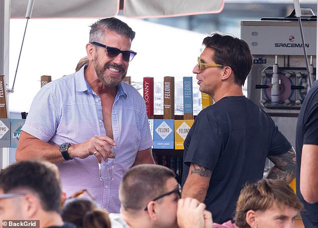 بدا الدب البالغ من العمر 62 عامًا أنيقًا في قميص بأزرار وسروال قصير باللون الأزرق وحذاء رياضي ملون مطابق