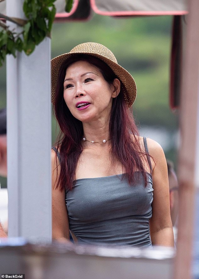 وأظهرت صني، 58 عامًا، قوامها بفستان ضيق مكشوف الظهر عند وصولها إلى المكان وهي ذراعها بذراع زوجها.