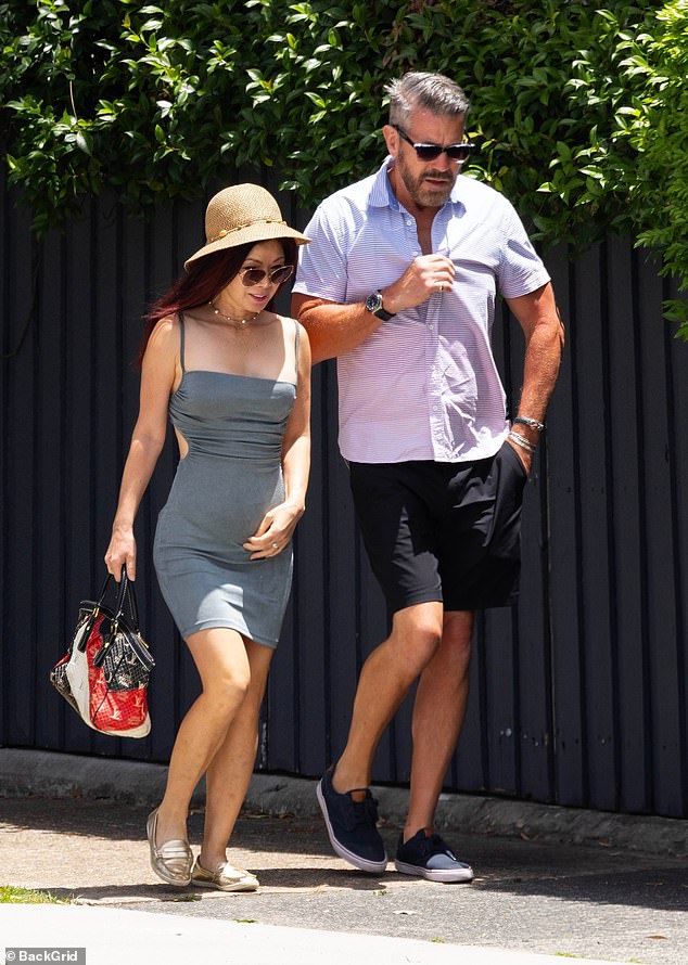 قال البعض إن باري اختارت صني فقط لأنها تتحدث عن الجنس كثيرًا، وهو ادعاء قالت صني إنه 