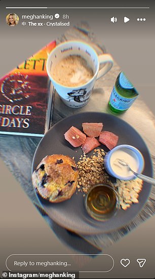 وفي الوقت نفسه، يقال إن خريجة RHOC البالغة من العمر 41 عامًا أمضت صباح يوم الأحد في الاستمتاع بوجبة خفيفة مع مشروبين بالإضافة إلى نسخة مطبوعة من رواية كين فوليت الجديدة بعنوان 