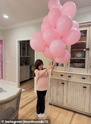 يوم الأحد، شارك جيم إدموندز، زوج ميغان كينغ السابق، لقطات احتفالية من حفل عيد ميلاد ابنتهما أسبن التاسع في فرانكلين، تينيسي، بعد أن فقدت مؤقتًا حضانة أطفالهما الثلاثة.