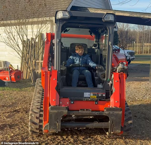 تكمن المشكلة في أنه لم يتم تشخيص إصابة هايز باضطراب نقص الانتباه وفرط النشاط (ADHD)، لكن كينغ ادعى سابقًا في عام 2020 أن شقيقه التوأم هارت يعاني من تلين بيضاء حول البطينات (PVL) و