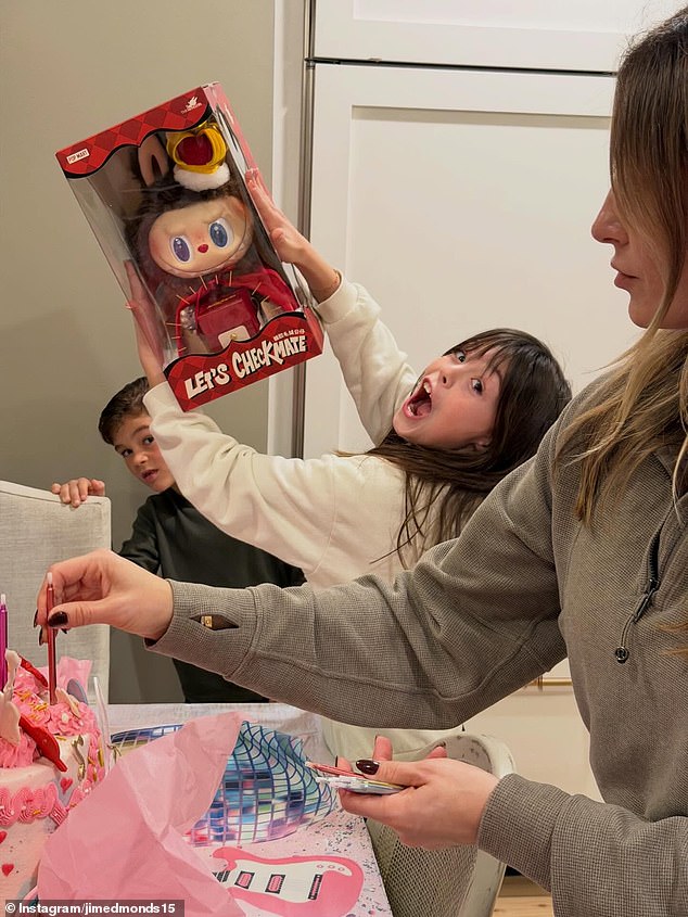 بدت ليتل آسبن سعيدة عندما وقفت مع هديتها التي افتتحت حديثًا، وهي دمية لابوبو المحشوة 