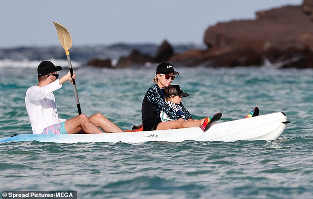 ومن جانبه، كان الأب لطفلين، البالغ من العمر 44 عامًا، يرتدي قميصًا أبيض بأكمام طويلة ونظارات شمسية سوداء وسروال سباحة باللونين الأزرق والوردي.