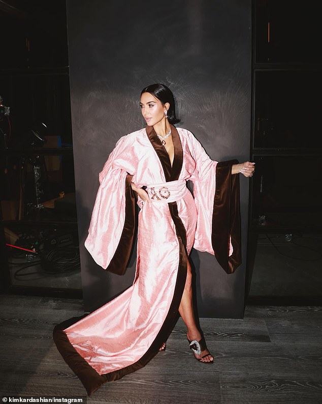 كما أنها ثبتت الثوب بطريقة تسلط الضوء على انقسامها مع خط عنق عميق، بالإضافة إلى إظهار ساقيها بشق مؤقت يصل إلى الفخذ.