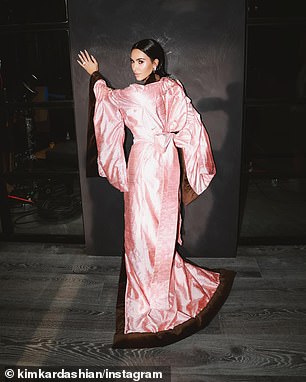 وسلطت الضوء على سلسلة من الصور تظهر فيها الكيمونو الوردي الصغير مع تقليم بني والأحرف المطرزة AG على خصرها لاسم شخصيتها ألورا غرانت