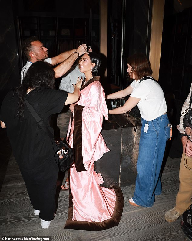 كانت ترتدي الكعب العالي مع الزي الحريري بالإضافة إلى المجوهرات الماسية البراقة وشعرها البني الداكن المصفف على شكل بوب كلاسيكي مقلوب.