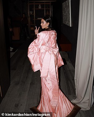 واستعرضت في بعض الصور التصميم المعقد للكيمونو والتصميم الموجود على الظهر، رافعة علامة السلام في عدة صور.