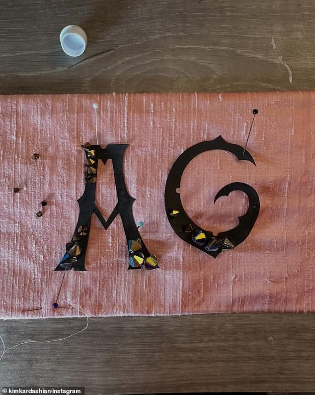 لقد نشرت لقطة من الأحرف الأولى على الكيمونو المخصص لها. في تعليقها، كتبت للتو اسم شخصيتها التلفزيونية الخيالية: 