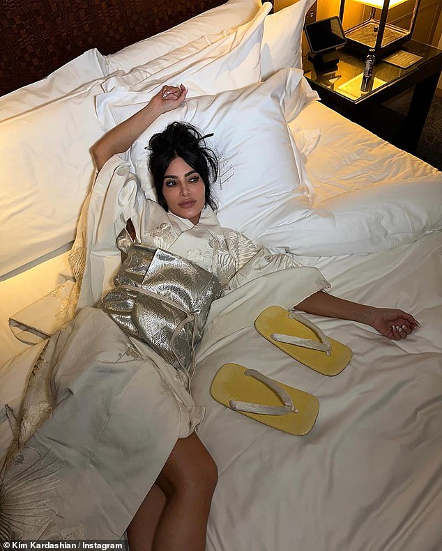 يأتي منشورها بعد ست سنوات من تلقيها رد فعل عنيفًا بسبب عدم حساسيتها الثقافية عندما شاركت في تأسيس علامتها التجارية للملابس تحت اسم Kimono Intiments جنبًا إلى جنب مع Emma Grede وJens Grede في سبتمبر 2019.