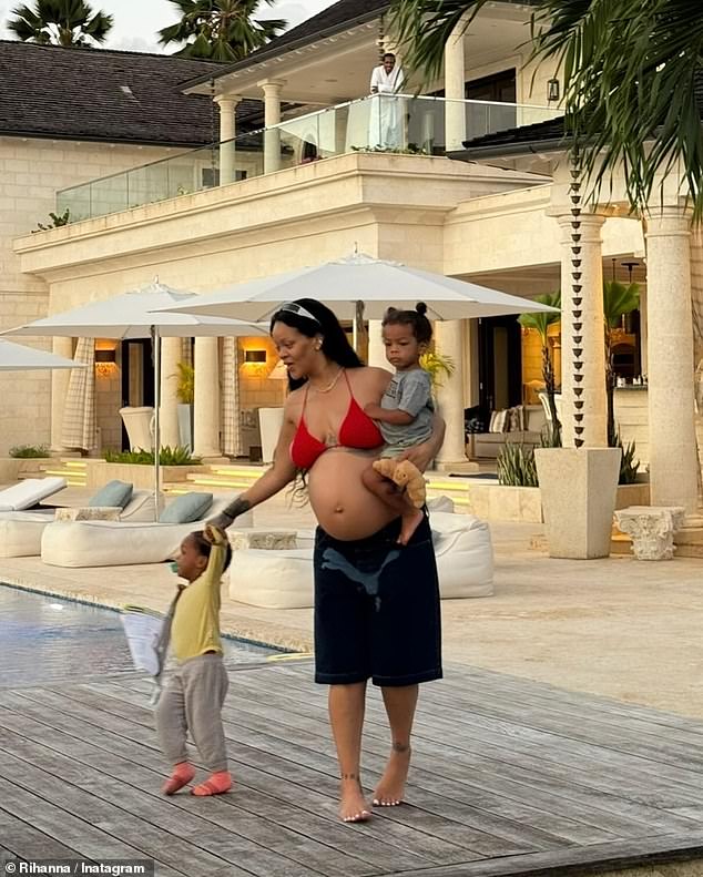 انتقلت صانعة الأغاني الناجحة Rude Boy إلى وسائل التواصل الاجتماعي لمنح معجبيها لمحة عن حياتها العائلية أثناء استمتاعها برحلة إلى الجزيرة الواقعة في شرق البحر الكاريبي حيث نشأت