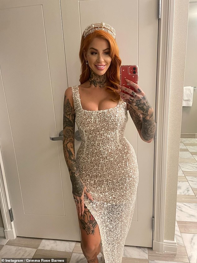 في الحفل، ارتدت جيما فستان زفاف أبيض ساحر بدون حمالات قبل أن ترتدي فستانًا دانتيلًا مذهلاً في المساء.