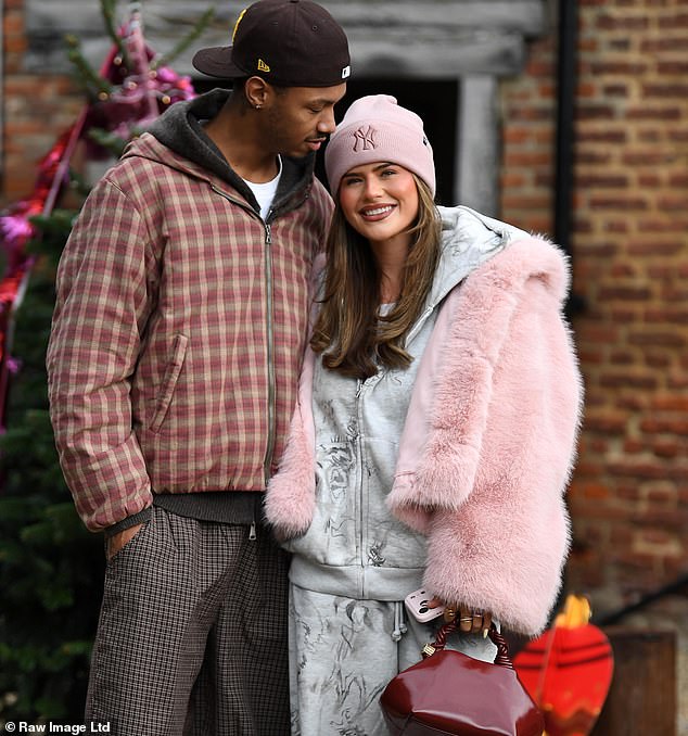 رومان هاكيت وماتيلدا دريبر... أمضى النجمان ساعات في وضع المكياج بشكل احترافي