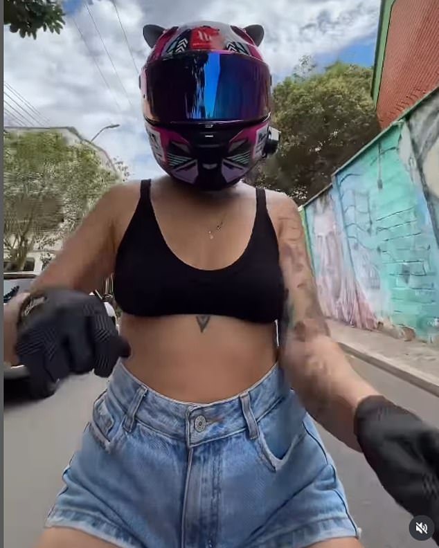 في مقطع الفيديو الخاص به، قامت النجمة بتحرير يديها أثناء قيامها بإشارات الذراع