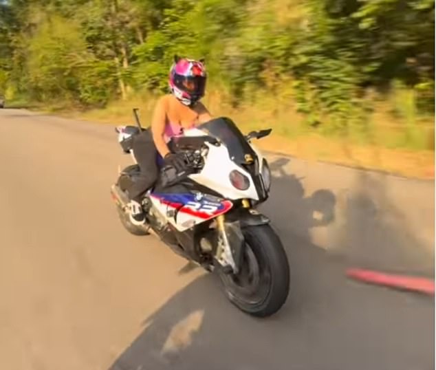 ركبت أيضًا مع حمالات الصدر وهي تترك سترة واقية في المنزل