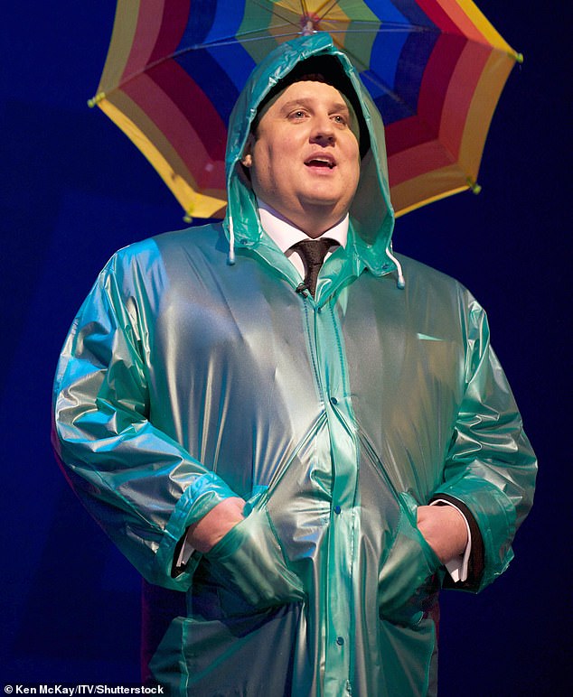 وفي حديثه عن مظهره الجديد لأول مرة، كشف الرجل المضحك أنه جرب كل شيء بدءًا من مجموعات التخسيس وجلسات الصالة الرياضية للتحكم في وزنه (في الصورة عام 2011).