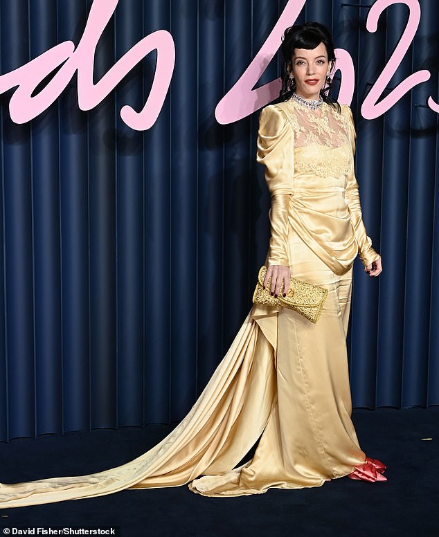 بدت المغنية مثيرة في ثوب ذهبي جريء مستوحى من الطراز القديم يتميز بتفاصيل دانتيل متطورة وقطار درامي