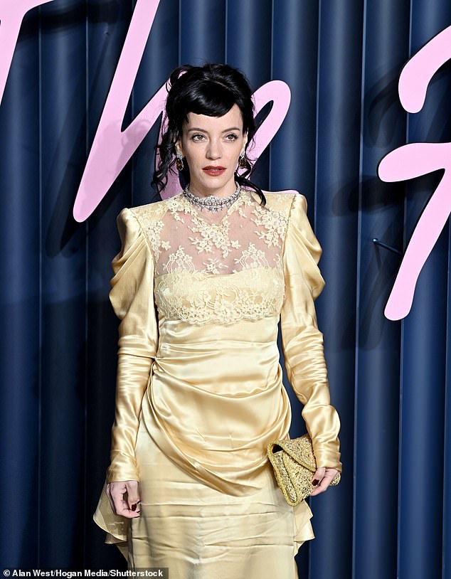 يتميز مظهر ليلي أيضًا بالثنيات ووسادات الكتف مع إضافة المزيد من التألق مع قلادة من الألماس وأقراط متدلية