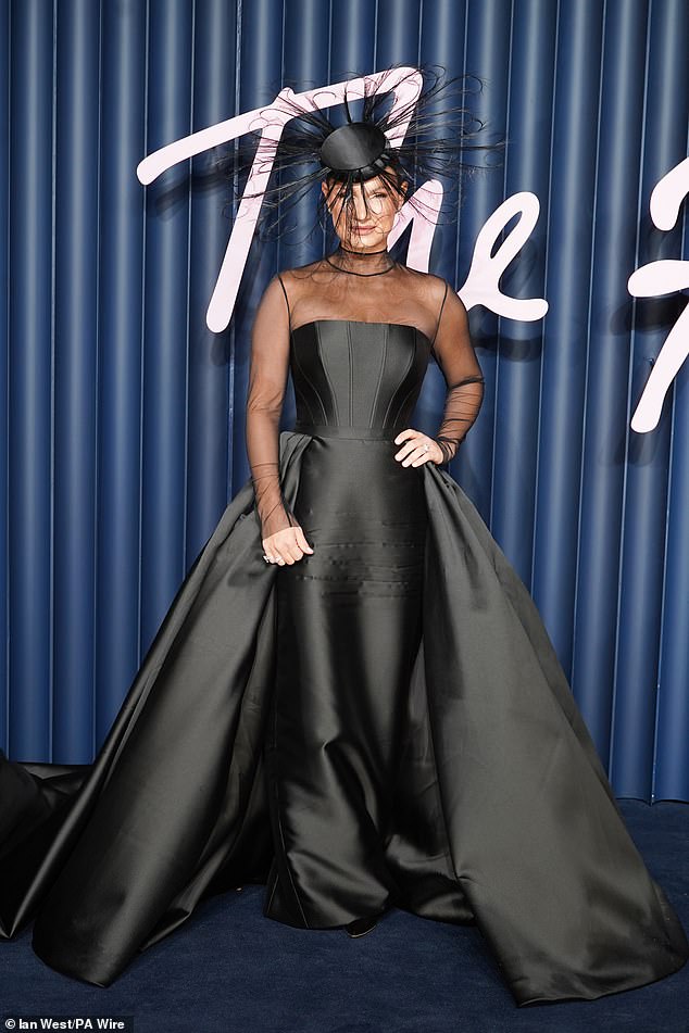 لفتت الشخصية التلفزيونية سام فايرز، 34 عامًا، الأنظار بإطلالة درامية تميزت بغطاء رأس ملتوي مع ريش ضخم.