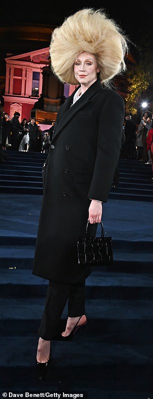 ارتدت جويندولين، 47 عامًا، شعرًا مستعارًا ضخمًا غريب الأطوار