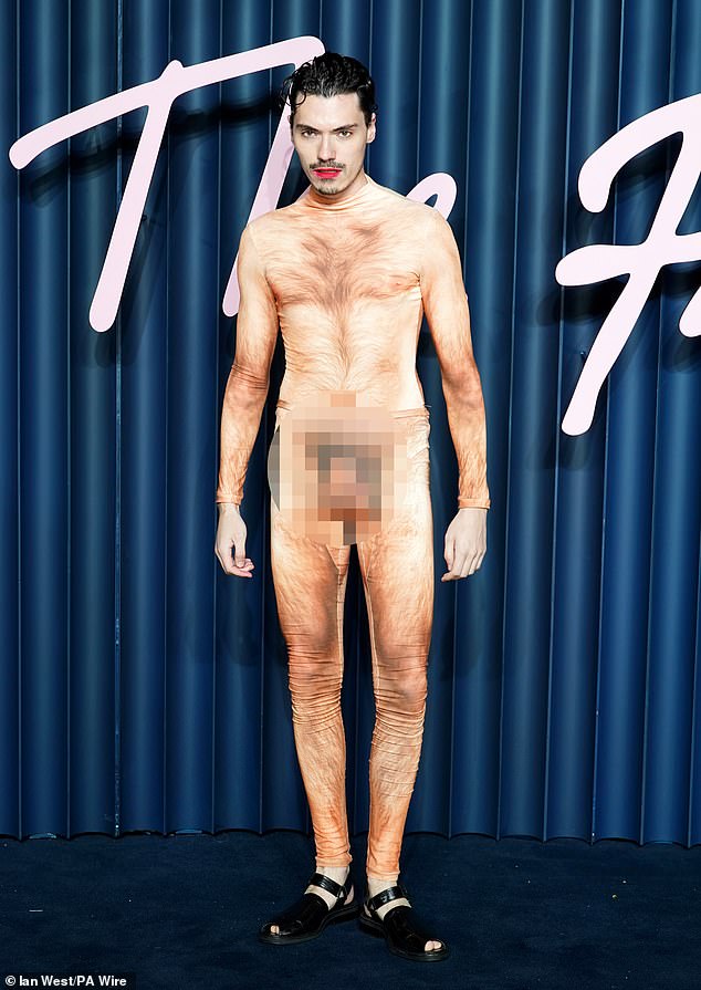 من بين الأشخاص الذين حرصوا على جذب انتباه الجميع هي المؤثرة لياس مديني، التي سارت على السجادة الحمراء بإطلالة عارية من قطعة واحدة.